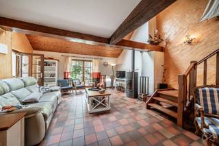 <p>WE INVEST SUD-LUXEMBOURG stelt u deze karaktervolle eigendom voor in Nobressart (Attert), met een professionele ruimte en een bouwgrond, gelegen op een perceel van in totaal 27 are.</p>
<p>Liefhebbers van authenticiteit en ruime woonvolumes zullen gecharmeerd zijn door deze prachtige halfopen bebouwing met haar karakter, technische voorzieningen en talrijke mogelijkheden.</p>
<p>Bij het betreden van de woning wordt meteen de toon gezet: een uitnodigende inkomhal benadrukt het unieke karakter van de woning dankzij zorgvuldig bewaarde authentieke elementen, waaronder een prachtige blauwe hardstenen spoelbak onder het raam.</p>
<p>Op het gelijkvloers bevindt zich een warme en gezellige leefruimte bestaande uit een salon, eetkamer en een recent vernieuwde open keuken (2023). Een houtkachel en pelletkachel zorgen voor een extra gezellige sfeer. Deze ruimte geeft uit op een aangename veranda met uitzicht op de tuin.</p>
<p>Een bijkomende troef van deze woning is de professionele ruimte met een aparte toegang, ideaal voor een vrij beroep, zelfstandige activiteit of ambachtelijke onderneming.</p>
<p>Op de eerste verdieping bevindt zich een mooie mezzanine met zicht op de leefruimte, ideaal als leeshoek. Verder vindt u er een master suite met douchekamer, drie comfortabele slaapkamers en een volledig uitgeruste badkamer.</p>
<p>De tweede verdieping biedt een extra slaapkamer en een praktische zolderruimte.</p>
<p>Buiten geniet u van een prachtige tuin die een echte oase van rust vormt, met onder andere een vijver, ontspanningsruimte en een authentieke waterput.</p>
<p>Dankzij belangrijke energetische verbeteringen behaalt deze karaktervolle woning een uitstekende EPC-score B (14 zonnepanelen en 2 zonnecollectoren).</p>
<p>Gelegen op een ruim perceel met bovendien een bouwgrond, biedt deze zeldzame eigendom een uitzonderlijke woonomgeving waar authenticiteit, modern comfort en ontwikkelingspotentieel samenkomen.</p>
<p>Wilt u deze unieke kans niet missen? Contacteer ons via +32 63 33 00 69 - sud.luxembourg@weinvest.be</p>