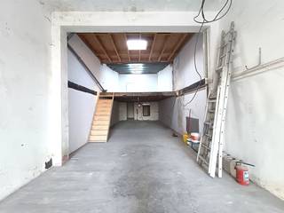 Zeer uitzonderlijk aanbod: een opslagplaats met hoge sectionale poort in het centrum van Heist. De oppervlakte bedraagt 106m² + er is...