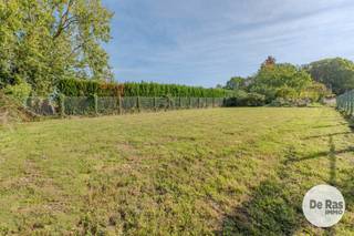 EERSTE BEZOEKMOMENT - Zon 4/10 tss 10u en 14u ( op afspraak : 053/60.65.60)<br /><br /><br />MOORSEL - Charmante hoeve met grote tuin en vele uitbreiding -en renovatiemogelijkheden. De woning heeft een landelijk karakter, gelegen in een uiterst rustige en groene omgeving, niet ver verwijderd van het dorp van Moorsel. Scholen, winkels en andere faciliteiten in de onmiddellijke omgeving.<br />Het gelijkvloers bestaat uit een ruime inkomhal met toegang tot de lichtrijke woonkamer met zicht op de open velden. Verder is er beneden nog de aparte keuken, badkamer en toilet. Aan de andere zijde is er een berging, kelder en toegang naar de verdieping.<br />In de tuin is er nog een werkplaats en garage. Carport naast de woning.<br />Op de verdieping zijn er 2 slaapkamers.<br /><br />Deze stevige hoeve vormt een goede basis voor een mooie renovatie!<br />Wie op zoek is naar rust, privacy, ruimte en een groen vergezicht, vindt hier een unieke thuis.<br />Interesse?<br />Plan uw bezoek via 053/60.65.60 en laat u verrassen op deze toplocatie in het groen!!<br />De vermelde prijs is een richtprijs. Na ontvangst van de biedingen beslist de verkoper vrij om al dan niet over te gaan tot verkoop en aan welk bod. De richtprijs is niet bindend.