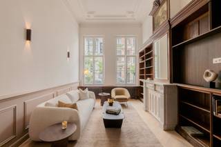 <p>Schitterend historisch herenhuis, gevestigd op een toplocatie op het trendy Antwerpen-Zuid, in de buurt van de Marnixplaats en het KMSKA, en op een steenworp van scholen, musea, restaurants en winkels. Dankzij de uitstekende bereikbaarheid bent u te voet of met het openbaar vervoer snel in het stadscentrum, terwijl ook de E19 en A12 vlot bereikbaar zijn.</p>
<p>Dit imposante herenhuis dateert uit 1882 en is opgetrokken in neoclassicistische stijl, met een overvloed aan authentieke elementen zoals marmeren vloeren en schouwen, moulures, hoge plafonds, parketvloeren, originele deuren en loodglas. Bovendien zorgen de doordachte indeling en de overvloedige natuurlijke lichtinval voor hedendaags wooncomfort. Achter de gevel schuilt een volledig gerenoveerde woning. Kortom: een instapklaar pareltje pal op het Zuid!</p>
<p>Het gelijkvloers is opgevat als één open leefruimte, met vooraan een salon met authentieke schouw, centraal een eetgedeelte en achteraan een open leefkeuken met toegang tot een zonnig terras en patio met sierfontein. Verder beschikt de woning over een uniek achterhuis met een grote open haard, ideaal voor een vrij beroep of praktijk aan huis. Het achterhuis is bovendien ook bereikbaar via de inkomhal.</p>
<p>De tussenverdieping biedt plaats aan een wasruimte met ingemaakte kasten en aansluitingen voor een wasmachine en droogkast.</p>
<p>Op de eerste verdieping bevinden zich twee ruime kamers over de volledige breedte van de woning, voorzien van maatkasten. Deze verdieping leent zich perfect voor de inrichting van een tv-kamer, een formeel salon, een bar of een bibliotheek.</p>
<p>De tweede verdieping herbergt de masterbedroom met ensuite dressing en een luxueuze badkamer, afgewerkt met marmer en voorzien van een ligbad, douche en apart toilet.</p>
<p>De derde verdieping telt nog twee volwaardige slaapkamers, beide voorzien van maatkasten, en een aparte badkamer met inloopdouche en toilet.</p>
<p>Tot slot biedt de vierde verdieping plaats aan een ruime vierde slaapkamer.</p>
<p>De woning is volledig onderkelderd en beschikt over verschillende praktische kelderruimtes. Vanuit de laatste kelderruimte is er bovendien toegang tot de stadstuin.</p>