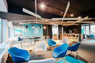 Beaux bureaux modernes avec de belles vues, beaucoup de la lumière naturelle et une cantine agréable sur le site dans la verdure avec un étang. Emplacement stratégique près du Ring de Bruxelles et de l'aéroport de Zaventem, aussi près de Bruxelles centre. <br /><br />• Des places de parking sont disponibles (IN: 1.100 €/place/an - OUT: 800 €/place/an)<br />• L'espace d'archivage est disponible (55 €/m²/an)<br />• Surface: 159 m²