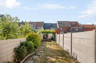 SCHRIJF JE IN VOOR DE BEZOEKDAG VIA ONZE WEBSITE!<br /><br />Recent gerenoveerde en instapklare woning met 115 m² bewoonbare oppervlakte op een perceel van 164 m². Oorspronkelijk gebouwd in 1930, maar van dat bouwjaar merk je binnen weinig: dak, isolatie, elektriciteit en badkamer werden vernieuwd, velux-ramen en lichtkoepels brengen extra daglicht binnen en alle nutsleidingen zijn modern. Het domoticasysteem werd opnieuw geprogrammeerd, met een logischere indeling van lichtcircuits en stopcontacten. Resultaat: EPC-label B (200 kWh/m²/jaar) en een conforme elektrische keuring, geen renovatieverplichting.<br /><br />INDELING<br />Gelijkvloers: inkomhal, leefruimte, keuken en eetplaats met aansluiting op de tuin, plus een volwaardige kelder. Achteraan een aangelegde tuin met aparte tuinberging.<br />Eerste verdieping: nachthal, twee slaapkamers en de vernieuwde badkamer.<br />Tweede verdieping: ruime zolder via valtrap, met verlichting en stopcontact, potentieel als extra slaapkamer of bureau.<br /><br />TROEVEN:<br />-Recent gerenoveerd: dak, isolatie, elektriciteit, badkamer<br />-EPC B — geen renovatieverplichting<br />-Elektrische keuring conform<br />-Kelder én aparte tuinberging<br />-Asbestveilig attest, blanco bodemattest<br />-Niet overstromingsgevoelig (G- en P-score A)<br />-Woongebied, KI € 379<br />-Centraal in Lokeren: winkels, scholen, station en E17 vlot bereikbaar<br /><br />Bezoek inplannen? Contacteer Sam Van den Broeck — 0475 22 23 22 of sam@woonvast.be.