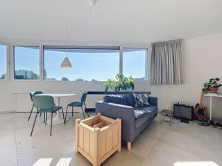 <p>Lichtrijke en bemeubelde studio vlakbij centrum Gent <br /><br />Indeling: lichtrijke leefruimte met keuken, badkamer met douche, terras. <br /><br />Huurprijs: €795+ €85 syndicale kosten <br /><br />Beschikbaar vanaf 01/09/2026</p>