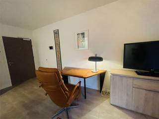 Vlakbij Brugge centrum, rustige groene omgeving, aan openbaar vervoer,<br />ENERGIEZUINIGE LEUKE serviceflat op 1èV met mooi ZONNETERRAS en zicht op prachtig aangelegde  tuin.<br />Alle modern comfort, verwarming met warmtepomp !<br /><br />Gezellige living uitgevend op zonneterras met zicht op grote mooie  tuin, open ingerichte keuken, aanpalende wasplaats-berging<br />Ruime slaapkamer en een moderne badkamer met inloopdouche, wc  lavabomeubel.<br /><br />Geschikt voor EIGEN BEWONING of  OM TE VERHUREN.<br /><br />De gemeenschappelijke KOSTEN zijn LAAG  daar het complex verbonden is aan het  recent gebouwd en excellent uitgebaat woonzorgcentrumcomplex met  alle faciliteiten restaurant , bibliotheek, salons, fitness-kinesistruimte , gezellige leef -en ontmoetingsruimtes, TUIN met  pentanquebaan en diverse zonneterrassen,<br /> Alle LUXE en MODERN COMFORT.<br /> Overdekte en afgesloten  garages en fietsenberging.<br /><br /> Rolstoeltoegankelijk<br />Zelfstandig wonen in een mooi appartement met terras <br /> gekoppeld met woonassistentie : basispakket kan uitgebreid worden met extra diensten. <br /><br /><br /><br />