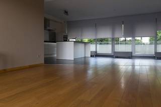 Topligging ! In centrum Hoogstraten, tegenover de kerk gelegen appartement met 2 slaapkamers, terras en dubbele garage. Lift aanwezig. Luxe afwerking met zonneluifel, airco, Bose surround systeem, Hülsta dressingkasten en gordijnen. <br />INDELING :<br />INKOMHAL : met toilet, glazen toegangsdeur naar de woonkamer, Hülsta vestiairekast.<br />WOONKAMER : 8,80 m x 4,00 m : met TV meubel, eikenhouten parketvloer en toegang tot terras.<br />KEUKEN : open keuken met kookeiland en aanbouwkeuken met granieten werkblad. Volledig uitgerust met koelkast, vaatwasser, keramische kookplaat, combi-oven en dampkap + eettafel met 6 stoelen.<br />KANTOORHOEK : 2,00 m x 2,00 m : tegelvloer : met kantoor / bureelmeubel.<br />TERRAS : 4,00 m x 2,00 m : mooi terras op het westen. Zonneluifel.<br />BADKAMER : volledig uitgerust met twee wastafels, toilet en douche.<br />SLAAPKAMER 1 : 4,25 m x 3,50 m : met laminaat parketvloer.<br />SLAAPKAMER 2 : 5,70 m x 2,50 m : slaapkamer met dressingruimte met Hülsta dressingkasten.<br />WASPLAATS : 2,60 m x 2,30 m : tegelvloer, aansluitpunt voor wasmachine.<br />Kelderverdieping : gezamenlijke fietsenberging. Dubbele garage (6,50 m x 6,00 m) : met automatische sectionale garagepoorten.