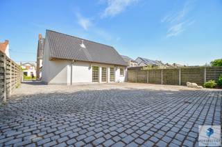 In het centrum van Aalter, op een prachtig perceel van 1300 m², bevindt zich deze unieke karaktervolle ruime (320m²) woning .INDELING: Bij het...