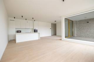 <p><span> </span></p><p><span>Vous cherchez un appartement avec de l'espace, de la lumière et de la verdure en ville ? Cet appartement nouvellement construit est exactement ce qu'il vous faut. Avec une surface habitable d'environ 133 m², trois chambres, de hauts plafonds, une lumière naturelle abondante et une terrasse de 9 m², vous trouverez ici tout ce qui est habituellement difficile à combiner. </span><span>Autre atout : la possibilité d'acheter en dessous de 6% de TVA (sous conditions).</span></p><p><span>Finitions de qualité<br />Dès</span><span> l'entrée, on remarque que les finitions et les détails ont fait l'objet d'une grande attention. Le hall d'entrée vous conduit à l'ensemble de l'appartement, où un parquet en bois continu donne une impression de chaleur et de style. La cuisine ouverte est équipée d'appareils électroménagers de qualité Whirlpool, d'une plaque à induction et d'un élégant plan de travail. Elle est reliée à un salon lumineux doté de grandes fenêtres et de touches modernes telles que des spots encastrés noirs. La fenêtre coulissante s'ouvre sur la terrasse, permettant à la vie intérieure et extérieure de se fondre sans effort.</span></p><p><span>Trois chambres et une salle de bains luxueuse</span></p><p><span>La salle de bains respire le luxe avec une douche à l'italienne équipée d'un pommeau de pluie, un double lavabo, un grand miroir, un sol en terrazzo et des carreaux muraux à l'aspect pierre. Il y a également un débarras séparé et des toilettes séparées.</span></p><p><span>Efficace sur le plan énergétique et moderne<br />Cet</span><span> appartement nouvellement construit est entièrement terminé et disponible immédiatement. Avec 6 panneaux solaires (2640 Wp) et des vitres à haut rendement, il s'agit d'un logement à l'épreuve du temps et à faible consommation d'énergie.</span></p><p><span> </span></p><p><span>Rivierenhof au</span><span> coin de la rue<br />Vous</span><span>vivez ici de manière idéale, proche de tout et pourtant merveilleusement calme et vert. Le magnifique Rivierenhof, le plus grand parc de la ville, n'est qu'à quelques minutes de marche. Dans un rayon de moins de 500 mètres se trouvent pas moins de quatre supermarchés. De nombreux commerces de proximité se trouvent également à proximité. En vélo, en bus ou en tramway, vous accédez rapidement à la ville, et en voiture, à l'autoroute en un rien de temps. La rénovation de Wouter Haecklaan vous place dans un cadre verdoyant. </span></p><p><span><br />Place de parking souterrain à acheter pour €28.200</span></p><p><span> </span></p><p><span> </span></p>