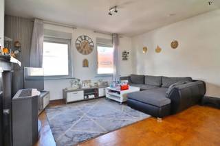 <h3><span>RUIM 2-SLAAPKAMERAPPARTEMENT </span></h3><p><span>Dit ruime en praktisch ingedeelde appartement bevindt zich op de eerste verdieping en is bereikbaar via de trap. Dankzij de royale leefruimte, twee slaapkamers en functionele indeling biedt het appartement een aangename en comfortabele woonomgeving.</span></p><p><span>Het appartement omvat:</span></p><ul><li><span>Aparte inkomhal </span></li><li><span>Zeer ruime leefruimte met plaats voor een gezellige zithoek en eetplaats </span></li><li><span>Geïnstalleerde keuken, praktisch aansluitend op de leefruimte </span></li><li><span>2 slaapkamers </span></li><li><span>Badkamer met douche, wastafel en toilet </span></li></ul><p><span>De ruime leefruimte biedt volop mogelijkheden om deze naar eigen smaak in te richten. De geïnstalleerde keuken sluit praktisch aan op de leefruimte en zorgt voor een aangename verbinding tussen wonen en koken.</span></p><p><span>Een ideale appartement voor wie op zoek is naar ruimte, comfort en een praktische indeling, met het extra voordeel van een eigen parkeerplaats.</span></p>