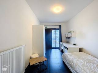 OPGELET: om dit pand te huren of bezichtigen vragen wij steeds eerst een virtueel bezoek te brengen aan het pand. Ga hiervoor naar www.rosseel.be en vul de referentie O200 in in het veld ‘zoek’ bovenaan rechts. Kies dan ‘360°’. De website helpt je nu verder voor de volgende stappen.<br /><br />Studentencomplex "Blaisantpark" is een project bestaande uit 46 studentenkamers die voorzien zijn van alle comfort. Deze kamer beschikt over een eigen douche, lavabo, kitchenette en heeft een oppervlakte van 18 m². Er is ook een gemeenschappelijke leefruimte op de verdieping voorzien. Bovenop de huur komen maandelijks €75 kosten (elek., gas, water en wifi).<br />Deze bemeubelde studentenkamer is centraal gelegen. De wijk Blaisantvest heeft goede verbindingen naar de Gentse uitvalswegen en is ook op vlak van openbaar vervoer uitstekend bediend. Het project ligt op wandelafstand van het Gentse stadscentrum, hogeschool (KAHO Sint-Lieven) en universiteiten.<br />Er is ook een ruime fietsenberging aanwezig. Beschikbaar vanaf 01/09/2026.