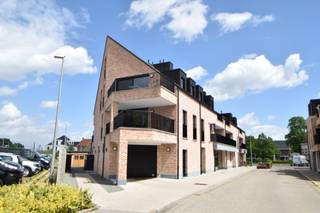 Zeer mooie moderne duplex met 3 tot 4 slaapkamers op de markt van Tielen met prachtig uitzicht op het authentieke treinstation van Tielen...