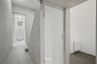 Deze woning onderging een grondige renovatie en biedt uitzonderlijk veel ruimte. De woning beschikt over maar liefst 7 slaapkamers, 3 badkamers met toilet en inloopdouche en 3 volledig uitgeruste keukens met nieuwe toestellen. Daarnaast is er een ruime tuin, een achteringang voor fietsen en een ruime inkomhal. De woning is bovendien overal modern afgewerkt met inbouwspots.
Dankzij de indeling kan de woning perfect functioneren als drie woonunits binnen één huis, zonder aparte trappenhal. Hierdoor is ze ideaal als kangoeroewoning, voor grote gezinnen of voor mensen die op zoek zijn naar veel woonruimte.
Op het gelijkvloers bevindt zich vooraan een ruime berging en een woonkamer. Verder zijn er drie slaapkamers en een badkamer met inloopdouche en toilet.
De eerste verdieping beschikt over een ruime nachthal, een grote woonkamer, twee slaapkamers en een badkamer met inloopdouche en toilet.
De zolderverdieping werd zeer mooi afgewerkt en heeft een loftgevoel. Hier bevinden zich opnieuw twee slaapkamers, een ruime woonkamer, een open keuken en een badkamer met inloopdouche en toilet.
De combinatie van ruimte, renovatie en flexibele indeling maakt deze woning bijzonder geschikt voor meerdere generaties onder één dak, co-housing of een groot gezin dat op zoek is naar comfort en ruimte.<br />Wil je deze woning graag bezichtigen maak dan een afspraak via info@uw-huis.be of bel ons tijdens de openingsuren via 052 46 38 03
