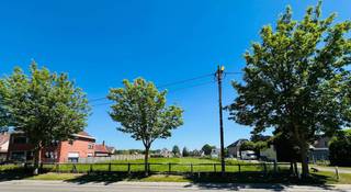 2 bouwgronden te koop voor open bebouwing nabij centrum Herne

• Lot 1: 700 m²
• Lot 2: 689 m²

Beide percelen bieden veel mogelijkheden en architecturale vrijheid:

✔ Open bebouwing
✔ Mogelijkheid tot samenvoegen van beide loten
✔ Bouwoppervlakte woning lot1: 120 m² / lot2: 121 m²
✔ Platte of hellende daken toegelaten
✔ Ondergrondse garage of kelder mogelijk
✔ Bijgebouw/carport/veranda mogelijk tot 40 m²
✔ Vrije materiaalkeuze
✔ Zorgwoning of beperkte zelfstandige activiteit mogelijk

Voor meer info of bezoek contacteer Sophie 0496/71.50.59