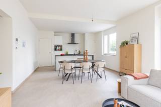 <p><span>Wonen met prachtig zicht in Residentie Jean D'Arme.</span></p><p><span>Ontdek dit stijlvol 2-slaapkamer appartement op de 2de verdieping van Residentie Jean D'Arme. Een ideale combinatie van modern wooncomfort, veel lichtinval en een zonnig terras waar u volop geniet van een prachtig open uitzicht rondom.</span></p><p><span>Dankzij de unieke ligging aan de rand van het centrum woont u hier rustig, terwijl winkels, openbaar vervoer en alle voorzieningen zich vlakbij bevinden. Perfect als eigen stek, slimme investering of comfortabele uitvalsbasis.</span></p><p><span>Extra troef: mogelijkheid tot aankoop van een ruime berging, privatieve staanplaats en/of garage. Bovendien worden deze appartementen verkocht onder registratierechten in plaats van btw, wat een aantrekkelijk financieel voordeel oplevert.</span></p><p><span>De vermelde prijs is exclusief registratiekosten, aansluitingskosten en eventuele aankoop van garage, staanplaats en/of berging.</span></p><p><span>Kom dit unieke appartement snel ontdekken, én maak een afspraak! Reeds 30% verkocht.</span></p>