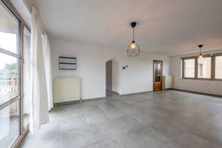 <div>Dit verzorgd en instapklaar appartement (2002) bevindt zich op de eerste verdieping van een goed onderhouden gebouw met lift, op een centrale ligging in Hemiksem. Op wandelafstand vindt u het vernieuwde en gezellige dorpsplein met speeltuin, winkels, scholen, openbaar vervoer en de wekelijkse markt.<br /><br /><strong>INDELING</strong></div>
<div>Inkomhal met apart gastentoilet<br />Ruime en lichtrijke leefruimte<br />Volledig uitgeruste keuken met ingebouwde toestellen<br />Praktische, ruime berging met een splinternieuwe cv-ketel (2026)</div>
<div>2 Volwaardige slaapkamers<br />Comfortabele badkamer met douche en lavabo</div>
<div>Aan de voorzijde van het appartement bevindt zich een terras.</div>
<div></div>
<div>De leefruimte en keuken werden recent volledig opnieuw geschilderd, waardoor het appartement onmiddellijk instapklaar is.<br /><br /><strong>POSITIEVE ASPECTEN<br /></strong>- Recent gebouw<br />- Instapklaar en onmiddellijk beschikbaar<br />- Nieuwe cv-ketel (februari 2026)<br />- Lift aanwezig<br />- Mogelijkheid tot het huren van een ondergrondse garage<br />- Lage gemeenschappelijke kosten: €110/maand (water inbegrepen)<br /><br />Let op: EPC attest bevat nog geen info over nieuwe ketel dus mogelijks betere waarden.<br /><br />Een ideaal appartement voor starters, gezinnen, alleenstaanden of investeerders die op zoek zijn naar een instapklare woonst op een uitstekende locatie.</div>