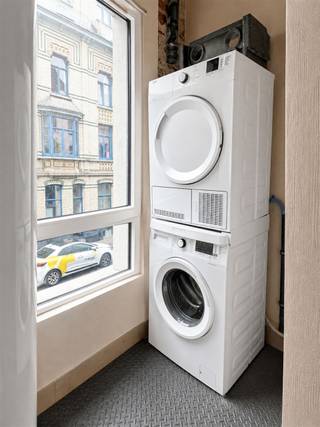 (ENKEL STUDENTEN / ONLY STUDENTS)Een kot waar je graag thuiskomt? Aan Fransenplaats 6 zijn de laatste twee kamers beschikbaar voor € 590 per maand, all-in. Internet, water, elektriciteit en het beheer van het gebouw zijn inbegrepen.Je hebt er je eigen kamer én een gezellige gemeenschappelijke ruimte om samen te eten, bij te praten of even te ontspannen. Er zijn aparte douches en meerdere toiletten. PIVA en KdG liggen op wandelafstand, net als winkels en openbaar vervoer.Koffiepauze nodig? Op het gelijkvloers vind je Polette, de koffiebar van Paulien. Zin om de kamers te bekijken? Stuur ons een bericht voor een bezoek.Uitsluitend voor studenten. Voor het huurcontract vragen we een geldig inschrijvingsbewijs.