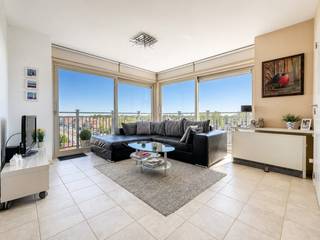 Centraal gelegen hoekappartement op een topligging, op wandelafstand van de zeedijk, de winkelstraat, de wandelpromenade en de vaargeul van Nieuwpoort.<br />Dankzij de hoekligging en de grote raampartijen geniet het appartement van een uitzonderlijk open en vrij zicht, met een mooie doorkijk over de omgeving en zicht op de havengeul.<br />Het appartement omvat een inkomhal met apart toilet, een lichtrijke woonkamer met open keuken en toegang tot het ruime, zonnige hoekterras, waar u volop kunt genieten van het prachtige uitzicht. Verder zijn er twee slaapkamers, waarvan één met rechtstreekse toegang tot het terras, en een badkamer met inloopdouche en enkele wastafel.<br />Daarnaast beschikt het appartement over een privatieve kelderberging, inbegrepen in de prijs, wat zorgt voor extra bergruimte.<br />Ideaal als vaste woonst, tweede verblijf of investering.