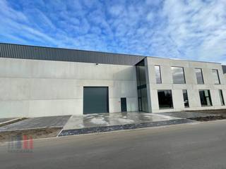 Nieuwbouw magazijnruimte met een oppervlakte van maar liefst 917 m² in combinatie met 126 m² kantoorruimte en 5 privatieve parkeerplaatsen. De...