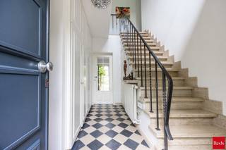 <p>TE KOOP MET PRE-VIEW: enkel op afspraak.</p>
<p>Tussen het groen, op een perceel dat naadloos overgaat in uw eigen stukje natuur met privébos, vindt u deze bijzonder degelijke en stijlvolle villa. Een verwarmd zwembad, een vijver, een petanquebaan en verschillende zit- en ontspanningshoeken zorgen hier elke dag voor een instant vakantiegevoel, gewoon bij u thuis.</p>
<p>INDELING:</p>
<p>Via de verzorgde inkomhal met gastentoilet en vestiairekasten komt u in de ruime leefruimte, volledig afgewerkt met een mooie, brede parketvloer. De gezellige zithoek en lichtrijke eetkamer lopen vlot over in de volledig geïnstalleerde keuken met Amerikaanse koelkast. Blikvanger is het prachtige Falcon gasfornuis, omringd door kwalitatieve, duurzame materialen die deze keuken zowel stijlvol als bijzonder praktisch maken.</p>
<p>Aansluitend vindt u een eerste, zeer functionele berging met wasplaats. Een tweede berging met ingemaakte kasten, waar ook de zwembadtechnieken werden ondergebracht, geeft rechtstreeks uit op de dubbele inpandige garage.</p>
<p>Op de eerste verdieping zorgt een ruime nachthal op parket voor een aangename circulatie naar de vier volwaardige slaapkamers en twee badkamers. Daarnaast is er een kantoorruimte waaraan 2 kleine bergkamers grenzen.De kamers zijn grotendeels uitgerust met maatwerk kasten, wat voor een uiterst praktische en ordelijke inrichting zorgt.</p>
<p>De eerste badkamer is royaal uitgerust met dubbele lavabo, een ligbad, een dubbele inloopdouche, een toilet en een bidet. De tweede badkamer biedt een inloopdouche, een dubbele lavabo en een toilet.</p>
<p>Via een zoldertrap bereikt u nog een praktische bergzolder. Kortom extra opbergruimte ontbreekt hier duidelijk niet.</p>
<p>Tot slot is er beneden nog een wijnkelder met een kruipruimte.</p>
<p>De tuin is een van de absolute troeven van dit eigendom. Het eerste, zuid gerichte deel van de achtertuin geniet maximale privacy en is doordacht ingedeeld:</p>
<p>- Een ontspanningszone met verwarmd zwembad, een buitendouche en een poolhouse met open haard, ideaal om in alle rust te genieten of gasten te ontvangen.</p>
<p>- Net voor het bos ligt een gezellige petanquebaan, die het permanente vakantiegevoel nog versterkt.</p>
<p>Ook praktisch is er goed nagedacht. De voortuin is zo ingericht dat er voldoende parkeerruimte is voor meerdere wagens. Naast de woning, verscholen achter een grote poort, bevindt zich een handige, afgesloten fietsenberging.</p>
<p>De woning werd door de jaren heen met zorg onderhouden en de ramen, de deuren en de buitengevel zijn in perfecte staat, waardoor het geheel een frisse, tijdloze uitstraling heeft. Overal voelt u de keuze voor degelijke materialen, een doordachte indeling en veel aandacht voor comfort en privacy.</p>
<p>Kortom: een instapklare villa op een unieke, groene locatie, waar wonen en genieten naadloos in elkaar overlopen.<br /><br />BIJZONDERHEDEN: <br />- Gunstige locatie<br />- Omgeven door groen<br />- Zuidgerichte tuin<br />- Verwarmd zwembad<br />- Dubbele garage<br />- Grond van 3.631 m², waarvan 1.173 m² bos <br /><br />Voor meer info of een bezoek ter plaatse kan u vrijblijvend contact opnemen met Lieselotte op 03.227.58.58 of lieselotte@reds.be.</p>