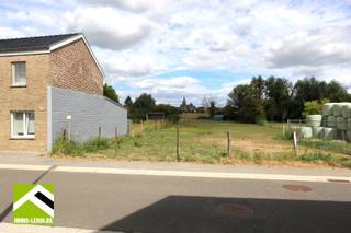 Dit perceel bouwgrond is gelegen in de rustige Broekstraat in het landelijke Jesseren bij Borgloon.<br />Het perceel komt in aanmerking voor halfopen bebouwing.<br /><br />Bouwvoorschriften: <br />x eengezinswoning, ook meergeneratiewoning en zorgwoning mogelijk; <br />x bouwdiepte gelijkvloers maximaal 17 meter; <br />x bouwdiepte verdieping maximaal 12 meter; <br />x bouwhoogte: maximaal 2 bouwlagen onder de kroonlijst; <br />x dakvorm: vrij te kiezen; <br />x ondergrondse garages zijn toegestaan; <br />x vrijstaande bijgebouwtjes zijn toegelaten met 1 bouwlaag. <br />x aangebouwde carport is mogelijk. <br /><br />Voor dit perceel is er geen bouwverplichting.<br /><br />Het naastgelegen perceel aan de rechterzijde is eveneens te koop.<br /><br />MEER INFO? Maak dan telefonisch een afspraak op het nummer 012 23 00 23 of mail uw vragen aan roland@immo-leroi.be.