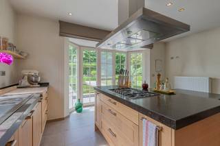 EERSTE KIJKMOMENT: ZAT. 29/08/26 - 14U (op afspraak 053/60.65.60)<br /><br />GIJZEGEM - Baden in luxe is de beste beschrijving waarmee je deze villa kan beginnen.<br /><br />We bevinden ons in het landelijke Gijzegem op een zeer rustige locatie, centraal gelegen niet ver van de toegangswegen richting Aalst en Dendermonde. Dichtbij scholen, openbaar vervoer, winkels en fietspad richting Aalst.<br />Deze villa in landelijke stijl heeft een high-end afwerkingsgraad, dit zie je in de duurzame en rustieke materialen die werden gebruikt.<br />De bouwheer is nog steeds de huidige eigenaar, dus naar onderhoud toe is alles in perfecte staat.<br />De indeling is al volgt: Beneden, hebben we de grote inkomhal met toilet, toegang naar de lichtrijke woonkamer met aansluitend de volledig geïnstalleerde keuken en bureauruimte. Je hebt zicht vanuit alle hoeken van de kamer op de schitterend aangelegde, zonnige, tuin. Verder is er nog de garage, technische ruimte en berging.<br />Op de verdieping treffen we een grote nachthal met apart toilet, 3 ruime slaapkamers, badkamer met douche, bad en sauna, en mooie dressing. Er is een grote zolder (50m²) aanwezig.<br />De tuin is een pareltje, met groot eiken bijgebouw, schitterende, onderhoudsvriendelijke beplanting, verschillende terrassen, vijver en graszone.<br />Energetisch is de villa ook volledig in orde, goedgekeurde elektriciteit, EPC A (95), zonnepanelen (21), laadpaal, thuisbatterij van 12KW, overal Airco, extra geïsoleerde zolder, overal dubbel glas, en een nieuwe energiezuinige brander op aardgas. <br />U dient echt langs te komen om deze woning te ontdekken en te beleven!!<br />Maak snel u afspraak via 053/60.65.60