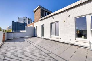 <p>VORST, op slechts 50 m van het Constantin Meunierplein en de Molièrelaan, op de 6e en bovenste verdieping van een kleinschalige en goed onderhouden mede-eigendom, stellen wij u dit lichtrijke penthouse voor van ± 62 m² bewoonbare oppervlakte, met als absolute troef een prachtig terras van ± 34 m² met mooie, open uitzichten over Brussel.</p>
<p>Een zeldzame eigendom in de wijk, ideaal voor wie volop wil genieten van een royale buitenruimte en een aangename woonomgeving vlak bij de Molièrelaan. EPB E- (doelstelling 2033 bereikt), conforme elektriciteit, nieuwe ramen, geïsoleerd dak en kelder vervolledigen de vele troeven van dit appartement.</p>
<p>Een echte blikvanger die u snel moet ontdekken!</p>
<p><span>6e verdieping</span>: appartement "A6"</p>
<ul>
<li>Inkomhal</li>
<li>Leefruimte van ± 25 m² met balkon van ± 4 m²</li>
<li>Volledig uitgeruste keuken</li>
<li>Slaapkamer van ± 12 m²</li>
<li>Badkamer</li>
<li>Prachtig terras van ± 34 m²</li>
</ul>
<p><span>Kelderverdieping</span>: kelder "C7"</p>