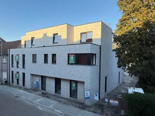Dit stijlvolle duplex appartement maakt deel uit van een kleinschalige residentie en combineert hedendaags comfort met een warme, tijdloze...