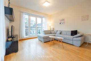 JETTE - Ideale ligging in Jette, vlakbij UZ Brussel en alle voorzieningen (openbaar vervoer, toegang tot de weg, winkels, enz.).Ontdek deze flat van 93 m2 in uitstekende staat, onlangs gerenoveerd (2 slaapkamers/1 badkamer). Je zult dol zijn op de locatie, de ruimte en het licht.Gelegen op de 2e verdieping van een residentie, bestaat het uit een hal, een grote woonkamer met een uitstekend uitgeruste aparte keuken, twee slaapkamers, een toilet en een doucheruimte. Er is een kelder en een parkeerplaats in de kelder.PEB C-, dubbele beglazing, conforme elektra en intercom, fietsenberging.Gemeenschappelijke kosten: +- €150 per maandVraagprijs: €315,000Parkeerplaats : €19,900Neem contact op met BrickSquare voor meer informatie: 02/315.25.13 of www.bricksquare.be