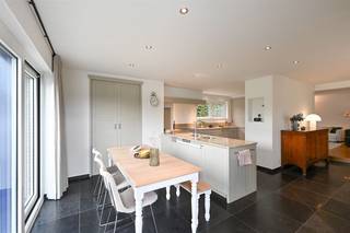 Deze ruime en uitstekend onderhouden villa biedt talloze mogelijkheden en ligt ideaal in een rustige, groene wijk van Duffel, op wandelafstand...