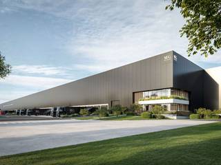 Logistieke toplocatie te huur – nieuwbouwmagazijn van <strong>10.000m² tot</strong> <strong>25.000m²</strong> nabij R4 in Evergem.<br /><br />Deze uitstekend gelegen logistieke site bevindt zich op slechts 3 km van de <strong>R4 </strong>in Evergem en biedt een magazijnruimte van 10.000m² tot 75.000 m². De loods beschikt over een <strong>vrije hoogte van ca. 14 m </strong>en is voorzien van laadkades per 1.000 m², sectionale poorten, een polybetonvloer en slimme LED-verlichting. Het gebouw is volledig carbon- en energieneutraal.<br />Onmiddellijk beschikbaar!<br /><br />Voor meer informatie, plannen of een vrijblijvend plaatsbezoek, neem contact op met<strong> PANORAMA B2B </strong>via <strong>0477 02 09 02</strong>.