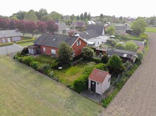 Villa met tuin met open zicht op centrale ligging te Ieper.De woning is als volgt ingedeeld:Gelijkvloers: ruime inkomhal, leefruimte met aansluitend...