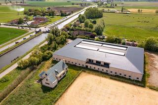 Prachtig nieuw gebouwd paardencomplex (bouwjaar 2019) te koop in de Polders nabij Oostende.Er zijn 70 ruime paardenboxen (3,5 m x 3 m), diverse...