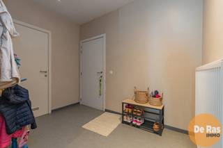 HERZELE - Dit volledig instapklaar, gelijkvloers appartement vindt u in een gebouw met twee entiteiten. Alle voorzieningen zoals scholen,...