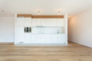 Op een topligging in Lichtervelde vind je Residentie Margriet, een kleinschalig nieuwbouwproject vlak bij winkels, station en de vernieuwde SPAR-winkel.<br /><br />Het appartement is gelegen op de 1ste verdieping beschikt over een bruto-oppervlakte van 121,99 m² en ruim terras van maar liefst 40,69 m².<br /><br />Indeling: inkomhal met gastentoilet en berging, lichtrijke leefruimte met open keuken die toegang biedt tot het ruime zuidwest georiënteerde terras, nachthal met tweede toilet, 2 ruime slaapkamers, bureauruimte (3e slaapkamer) en volledig uitgeruste badkamer.<br /><br />Futureproof technieken: vloerverwarming via warmtepomp, zonnepanelen, ventilatiesysteem D, isolerende beglazing... Dankzij het BEN-label geniet u van uiterst laag energieverbruik en 50% vrijstelling op uw onroerende voorheffing gedurende de eerste vijf jaar.<br /><br />Meer info of een bezoek? Surf naar www.vlaemynck.be of contacteer 051/40 40 10.<br /><br />Verkoop onder btw-stelsel.