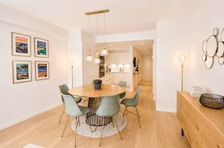 Cet appartement prêt à emménager, comprenant deux chambres à coucher de belle superficie, bénéficie d’une excellente situation centrale, à proximité du centre commercial et à quelques pas de la mer.<br /><br />La façade de la résidence a été entièrement rénovée récemment, en 2026, avec des matériaux de qualité et élégants. Les châssis ont également été renouvelés, donnant à la résidence une allure soignée et contemporaine.<br /><br />L’appartement se compose d’un hall d’entrée avec toilette invités et placards intégrés pratiques. L’agréable pièce de vie comprend une cuisine ouverte entièrement équipée avec tout le confort contemporain, un espace repas convivial et un spacieux salon.<br /><br />L’appartement dispose également de deux chambres à coucher de belle superficie avec placards intégrés, dont l’une bénéficie d’un accès à un balcon à l’arrière, ainsi que d’une salle de douche.<br /><br />Une cave privative et un local à vélos commun complètent ce bien.<br /><br />Un appartement particulièrement agréable et fonctionnel pour ceux qui recherchent confort, espace et une situation centrale à proximité immédiate de la mer et des commerces.