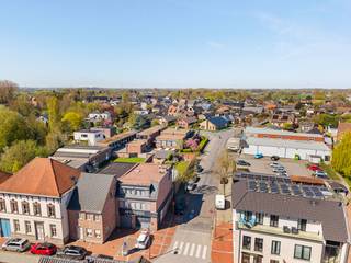 Op een uitstekende hoeklocatie in het hart van Nevele bevindt zich dit veelzijdige en karaktervolle pand dat wonen en werken naadloos...