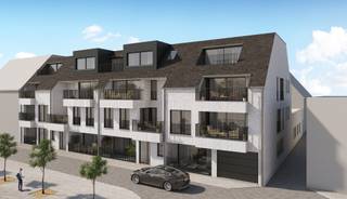 Nieuwbouwappartement in Residentie De Linde – Ertvelde<br /><br />Ontdek dit stijlvolle nieuwbouwappartement op het gelijkvloers van Residentie De Linde, gelegen aan de Lindenlaan in het centrum van Ertvelde. Dankzij de centrale ligging bevinden winkels, speciaalzaken, horecazaken, openbaar vervoer en belangrijke invalswegen zich allemaal op korte afstand.<br /><br />Het appartement beschikt over een aangenaam terras met een privétuintje. De residentie wordt gebouwd en afgewerkt met kwalitatieve en duurzame materialen, waaronder aluminium buitenschrijnwerk van Schüco, zonnepanelen en een individuele lucht/water-warmtepomp van Daikin Altherma 3. Hiermee kan u zowel efficiënt verwarmen als koelen.<br /><br />Het appartement wordt volledig afgewerkt en biedt bovendien nog inspraakmogelijkheden bij de keuze van onder meer de keuken, het sanitair, de vloerafwerking en de binnendeuren. Zo kunt u de woning nog gedeeltelijk naar eigen smaak en wensen laten afwerken.<br /><br />Ondergronds bevindt zich een afgesloten garagebox, inbegrepen in de verkoopprijs, voorzien van een eigen elektriciteitsvoorziening en een elektrische poort. Daarnaast beschikt het appartement over een private tuinberging.<br /><br />Dankzij de uitstekende ligging, de energiezuinige technieken en de kwalitatieve afwerking is dit appartement zowel geschikt als eigen woning als voor verhuur. Onder bepaalde voorwaarden is aankoop bovendien mogelijk aan het verlaagde btw-tarief van 6% (eigen bewoning en verhuur).<br /><br />Prijsinformatie:<br />De gepubliceerde prijs is exclusief registratierechten, btw, notariskosten, aansluitingskosten en EPB.<br /><br />Totale prijs bij 6% btw: € 512.914,76<br />Totale prijs bij 21% btw: € 569.914,76