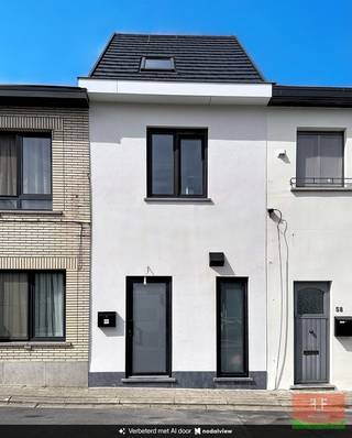 Zoekt u de perfecte instapklare starterswoning of een zorgeloze, waardevaste investering? In de Kapellenstraat te Wetteren vindt u deze recent compleet gerenoveerde parel waar modern wooncomfort, lichtinval en uitmuntende duurzaamheid naadloos samenkomen.<br /><br /><strong>Indeling van de woning:</strong><br /><strong>Gelijkvloers</strong>: U komt binnen via de uitnodigende inkomhal met apart gastentoilet. De sfeervolle woon- en eetkamer vormt samen met de keuken het hart van de woning. Dankzij het grote schuifraam geniet u van een directe overgang naar de zonnige, volledig afgesloten stadstuin. Achteraan in de tuin bevindt zich een uitzonderlijk ruime berging van 20 m² – ideaal voor fietsen, hobby's of opslag. Een praktische technische ruimte vooraan maakt het gelijkvloers compleet.<br /><br /><strong>Eerste verdieping</strong>: Hier bevindt zich een ruime eerste slaapkamer (14 m²), een tweede apart toilet en een luxueuze badkamer voorzien van een elegant wasmeubel, een ontspannend ligbad én een comfortabele inloopdouche.<br /><br /><strong>Tweede verdieping</strong>: Een riante tweede slaapkamer van maar liefst 20 m², sfeervol afgewerkt met automatische Velux-ramen die zorgen voor een overvloed aan natuurlijk licht.<br /><br /><strong>Zolder:</strong> Een lage zolderruimte van 8 m² biedt de nodige praktische opbergruimte.<br /><br /><strong>De belangrijkste troeven op een rij:</strong><br />✅Extreem energiezuinig: label EPC A (67 kWh/m²) en uitgerust met zonnepanelen en een geavanceerd ventilatiesysteem D.<br />✅100% Zorgeloos & Veilig: volledig vernieuwd, elektriciteit volledig conform gekeurd en 100% asbestvrij.<br />✅Buitenruimte & Extra berging: gezellige zonnige stadstuin met een grote polyvalente buitenberging (20 m²).<br />✅Toplocatie: gelegen in het centrum van Wetteren, op wandelafstand van winkels, scholen, het treinstation en buslijnen.<br />✅Uitstekende bereikbaarheid: vlotte aansluiting op belangrijke invalswegen en de E40 (Gent - Brussel).<br /><br /><strong>Een unieke, toekomstbestendige kans voor snelle beslissers. Plan snel uw bezoek en laat u overtuigen door de kwaliteit en het comfort van deze woning!</strong><br /><br /><strong>Weet:</strong> De vermelde prijs is een richtprijs/startprijs. Deze methode geeft jou, als potentiële koper, de kans om op een transparante manier te bieden. Na ontvangst van deze biedingen zal de verkoper beslissen of hij/zij de eigendom verkoopt aan het hoogste bod, de richtprijs is aldus niet bindend voor de verkoper.<br /><br /><strong>Benieuwd naar deze absolute topper ??</strong><br />Maak snel jouw afspraak via immo@vastgoed-ff.be, bel <strong>Gunther op 0476/60 67 96</strong> of bel tijdens de kantooruren naar <strong>053/21.21.21</strong><br /><br />Tot gauw. Voor snelle beslissers!<br />