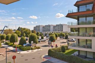Deze parel ligt vlakbij de wandel- en fietspromenade tussen Nieuwpoort-bad en -stad en biedt bijgevolg een oase van rust en  comfort. <br />Bij het binnenkomen vindt u vooreerst de slaaphoek met een vast stapelbed en vestiairekast; het toilet bevindt zich afzonderlijk op de gang; de badkamer is voorzien van een ligbad en enkele wastafel; de brede woonkamer biedt veel plaats voor een zithoek én eethoek met open, afgewerkte keuken; op het zuidgericht terras kan u verder genieten van de zon én mooie zichten richting havengeul; de volwaardige slaapkamer is voorzien van een dubbel bed; in de kleine, gezellige slaapkamer staat een stapelbed.<br />Op de benedenverdieping vindt u het gemeenschappelijk fietslokaal. Het garagecomplex is toegankelijk met de autolift waarna u zich vervolgens verder begeeft naar de private garagebox met interne, extra berging die u als pakket kan aankopen mits supplement van 47.500€.<br />EPC-waarde: 171 (Label B).<br /> 