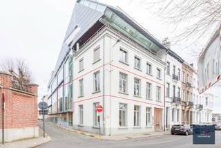 In het hart van Gent bevindt zich deze unieke kantoorloft te residentie Bonaventure die voldoet aan de standaard van luxe en comfort. De kantoorloft heeft de perfecte uitvalsbasis voor een tof kantoor in deze bruisende stad op wandelafstand van diverse winkels en restaurants. <br /><br />Maandelijkse huurprijs: 2400 euro appartement + inpandige staanplaats en kelderberging<br /> + 100 euro provisie algemene kosten syndicus<br />= 2500 euro /maand totale huurprijs. <br />Exclusief EGW + internet. <br /><br />Er is een algemene inkomhal. Via de lift of traphal bereikt u de 1ste verdieping. <br />De benutbare oppervlakte 174m² is verdeeld over inkomhal, toilet, sas, een riante open ruimte met 2 niveaus voor meerdere bureaus , via stalen trap bereikt u het mezzaninegedeelte. <br />Er is nog een apart bureel/ontvangstruimte en een serverlokaal. <br />De grote raampartijen zorgen voor veel natuurlijke lichtinval en de parketbevloering straalt warmte en kwaliteit uit. Het kantoor is voorzien van spots, wandverlichting, gordijnroedes, contactdozen met afdekkap, ...<br /><br />De open keuken is uitgerust met moderne apparatuur van Siemens ( vaatwasser, microgolf, oven, diepvriezer en koelkast , een keukeneiland met vitrokeramische kookplaat, dampkamp Novy, …en voldoende inbouwkasten. Er is een badkamer met douche, toilet en wastafel. <br /><br />Meer info: sofie@makelaarshuys.be of u kan ons ook contacteren op het nummer : 0468 24 65 84