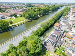 Lot 4 onderscheidt zich door zijn efficiënte indeling en gezellige buitenruimte. De leefruimte vormt een aangename plek om te ontspannen, terwijl de grote ramen zorgen voor een mooi contact met de omgeving. De bijzondere architectuur geeft deze woning een eigentijdse uitstraling met veel aandacht voor licht en wooncomfort.