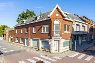 Bent u op zoek naar een ruime woning die u volledig naar eigen smaak kunt inrichten? Dan is deze te renoveren woning in Zele zeker het ontdekken waard.<br /><br />Deze enorme woning van 283m² heeft heel wat liefde nodig maar is een top-project voor wie zin heeft om de handen uit de mouwen te steken. Alle ramen werden reeds vernieuwd en zijn dubbel glas in PVC. <br /><br />De woning beschikt over maar liefst 4 slaapkamers, met de mogelijkheid om heel wat bijkomende kamers te creëren. Daarnaast zijn er 2 badkamers aanwezig, wat extra comfort en tal van indelingsmogelijkheden biedt.<br /><br />Ook de aanwezigheid van een garage is een mooie troef. Bovendien geniet u van een centrale ligging, op wandelafstand van winkels, scholen en openbaar vervoer.<br /><br />Dankzij de ruime indeling en het aanzienlijke renovatiepotentieel biedt deze eigendom heel wat mogelijkheden. Zowel gezinnen die op zoek zijn naar een ruime thuis als investeerders die potentieel willen benutten, vinden hier een interessante opportuniteit.<br /><br />Interesse om de mogelijkheden zelf te ontdekken? Dien dan een aanvraag in bij dit pand of bel tijdens de kantooruren naar ons kantoor via 052463803