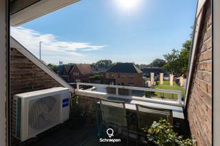 We vinden dit lichtrijke instapklare appartement met EPC-label B en 2 slpks terug op een centrale ligging te Zonhoven. Bekijk het volledige verkoopdossier op www.schraepenvastgoed.be. Naast alle informatie uit deze advertentie vindt u hier ook de professionele video, grondplannen, attesten, keuringen en andere nuttige documenten over deze eigendom.