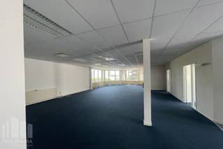Kwalitatief kantoor van 230 m² met 236 m² magazijnruimte te huur.<br />Gelegen op slechts 700 m van de op- en afrit Sint-Agatha-Berchem van de Brusselse Ring (R0), met een vlotte ontsluiting naar de E40. De site is bovendien goed bereikbaar met het openbaar vervoer, met het station Groot-Bijgaarden op amper 400 m.<br /><br />De kantoorruimte geniet van veel natuurlijk lichtinval en is uitgerust met een kitchenette. Het magazijn is toegankelijk via een sectionale poort, wat zorgt voor een efficiënte logistieke werking.<br /><br />Het pand maakt deel uit van het <strong>Westpoint Business Park</strong>, dat beschikt over een ruime parking. Ideaal voor bedrijven die op zoek zijn naar een moderne, functionele en vlot bereikbare werkplek. Gebouw A kan bovendien geheel of in twee delen worden gehuurd, afhankelijk van de wensen van de huurder.<br /><br />Contacteer<strong> PANORAMA B2B</strong> voor bijkomende informatie, plannen of een vrijblijvend plaatsbezoek via<strong> 0477 09 00 09.</strong>