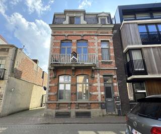 Op slechts 200 meter van de zee bevindt zich deze unieke en zeldzame burgerwoning in neo-Vlaamse renaissancestijl, één van de weinige bewaarde herenwoningen in Knokke-Heist. Deze eigendom straalt klasse en authenticiteit uit, met onder meer hoge plafonds en een stijlvolle houten trap die meteen de grandeur van weleer voelbaar maken.<br /><br />Het pand is momenteel opgedeeld in drie appartementen van verschillende groottes, wat tal van mogelijkheden biedt, zowel naar investering als naar herontwikkeling toe. Bovendien is er de mogelijkheid om een bijkomend volume te creëren boven de inrit naar de achterliggende garages, wat het potentieel nog verder vergroot.<br /><br />De woning bevindt zich op de inventaris van het bouwkundig erfgoed, maar is geen beschermd monument. Dit biedt interessante perspectieven voor renovatie en aanpassing naar hedendaags wooncomfort, met respect voor het karakter van het gebouw.<br /><br />Daarnaast beschikt het pand over een bijzonder troef: een ruim gdakterras op het dak van het achtergelegen garagecomplex, waarop een eeuwigdurend gebruiksrecht rust. Het is bovendien toegestaan om hier een veranda te voorzien, wat extra woonruimte en comfort kan creëren.<br /><br />De woning verkeert momenteel in te renoveren staat, maar vormt een unieke opportuniteit voor wie op zoek is naar een eigendom met karakter, ruimte en tal van invullingsmogelijkheden op een absolute toplocatie.<br /><br />Indeling:<br /><br />Inkomhal,<br /><br />Gelijkvloers appartement:<br />- Leefruimte met open keuken,<br />- Zit- en eethoek,<br />- Trap naar kelderverdieping,<br />(EPC E, 3851018-RES-1)<br /><br />Kelderverdieping (-1):<br />- 2 slaapkamers met natuurlijk daglicht (via glaspartijen aan straatzijde),<br />- Badkamer,<br />- Mogelijkheid tot creëren van een gemeenschappelijke berging,<br />- Aparte trap naar de gemeenschappelijke gang,<br /><br />Tussenverdieping:<br />- Groot dakterras (eeuwigdurend gebruiksrecht),<br />- Mogelijkheid tot plaatsen van een veranda,<br /><br />Eerste verdieping appartement:<br />- Leefruimte,<br />- Open keuken met eetgedeelte,<br />- Aparte slaapkamer,<br />- Badkamer met wastafel, toilet en bad,<br />(EPC C, 3850978-RES-1)<br /><br />Tweede verdieping appartement:<br />- Leefruimte,<br />- Open keuken,<br />- 2 slaapkamers,<br />- Badkamer met toilet en douche,<br />(EPC D, 3851000-RES-1)<br /><br />Deze uitzonderlijke eigendom combineert charme, ruimte en een topligging met een enorm ontwikkelingspotentieel.<br /><br />Interesse in dit uniek stuk erfgoed met toekomstmogelijkheden? Neem vandaag nog contact op voor meer informatie of een bezoek ter plaatse!