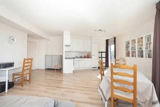 <p>Gelegen op het aangename Terdeltplein, in een groene en gegeerde omgeving van Schaarbeek, bevindt dit appartement met 2 slaapkamers van ±86 m² zich op de 2de verdieping van een recent gebouw (2011).</p>
<p>Het appartement bestaat uit een ruime en lichtrijke leefruimte met eetkamer, een volledig uitgeruste keuken, twee slaapkamers, een badkamer, een apart toilet en een wasruimte. Een balkon van ±4 m² vormt een aangename aanvulling op het geheel.</p>
<p>Het pand is momenteel verhuurd sinds 01/09/2016 voor een maandelijkse huur van € 1.062, wat het een interessante investeringsopportuniteit maakt.<br />De huurovereenkomst (9 jaar) loopt nog, met mogelijkheid tot opzeg voor eigen gebruik mits een opzegtermijn van 6 maanden.</p>
<p>Financiële informatie:<br />• Lasten huurder: € 125/maand<br />• Lasten eigenaar: € 236/maand (gemeenschappelijke delen, syndic, onderhoud, verzekering, kleine herstellingen)</p>
<p>Extra troef: conforme elektriciteit. EPC in aanvraag.<br />Een eigendom die modern comfort, een strategische ligging en een interessant rendement combineert, ideaal zowel voor investeerders als voor eigen bewoning op termijn.</p>