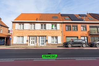 Bent u op zoek naar een instapklare woning op een centrale ligging? Dan is deze charmante woning langs de Moerkerkse Steenweg in Sint-Kruis zeker een bezoek waard. De woning werd grondig gerenoveerd in 2014 en combineert hedendaags wooncomfort met een praktische indeling. Bovendien beschikt de woning over een gunstig EPC-label B en een conforme elektrische installatie.<br /><br />Bij het binnenkomen komt u terecht in de inkomhal die toegang biedt tot de gezellige leefruimte en eetplaats. Aansluitend bevindt zich de functionele keuken. Verder vindt u op het gelijkvloers een gastentoilet, een handige kelder en toegang tot de aangename tuin. Achteraan beschikt de woning over een garage, een absolute meerwaarde op deze centrale locatie.<br /><br />Op de eerste verdieping bevinden zich twee ruime slaapkamers en een verzorgde badkamer uitgerust met een moderne inloopdouche.<br /><br />De tweede verdieping biedt plaats aan een derde slaapkamer en een technische ruimte die tevens kan dienen als extra bergruimte.<br /><br />Dankzij de combinatie van ruimte, comfort en een centrale ligging biedt deze woning alles wat u nodig heeft voor aangenaam wonen. Een ideale opportuniteit voor wie op zoek is naar een instapklare gezinswoning met garage in Sint-Kruis.<br /><br />Interesse? Contacteer Demetrio voor een bezoek via demetrio@immofrancois.be<br /><br /> of 0474 90 37 80.<br /><br />