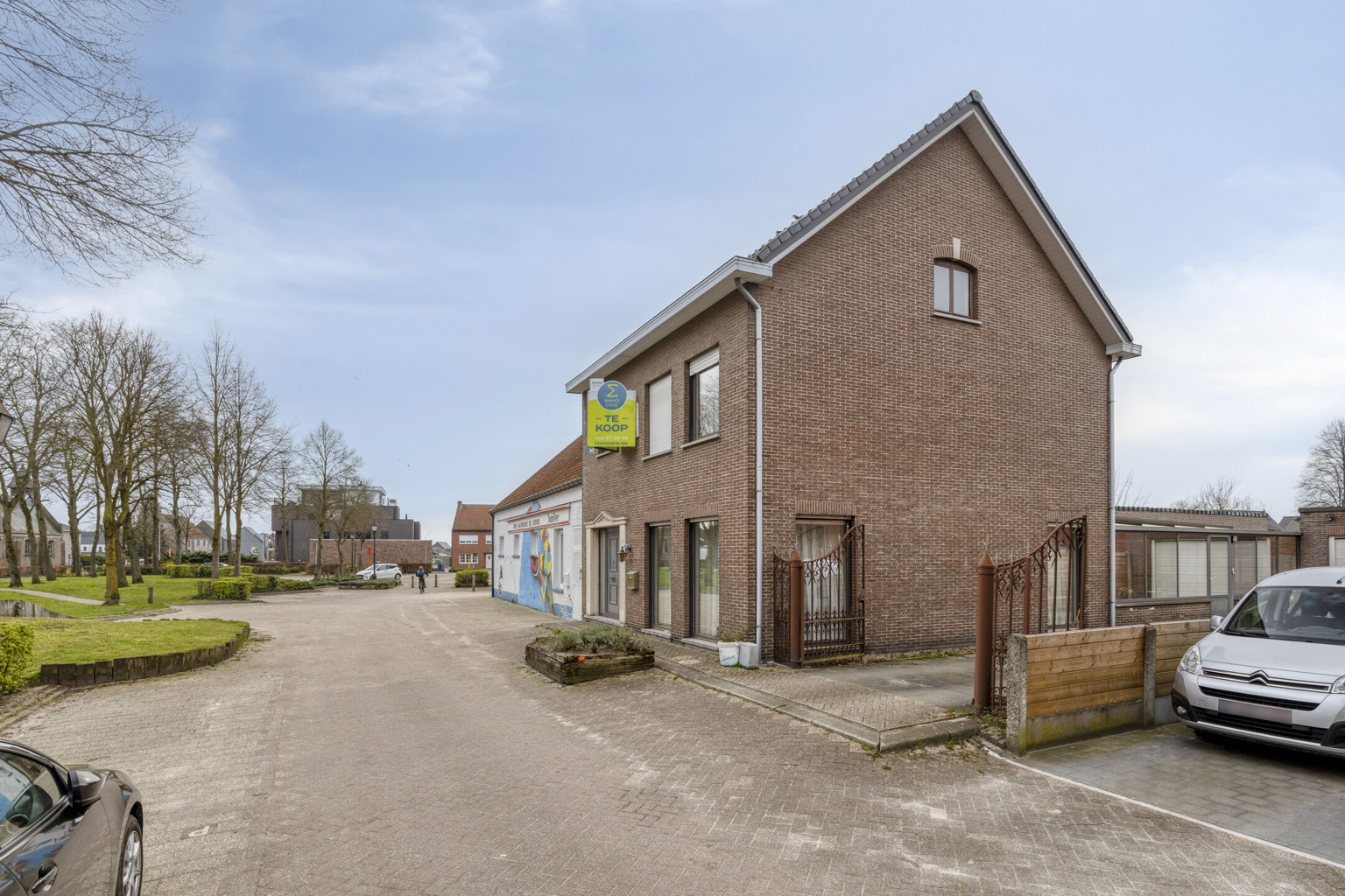 Ruime gezinswoning met garage en achterliggende opslag. - foto 1