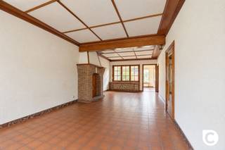 <p><span>Te renoveren woning met tal van mogelijkheden op wandelafstand van het centrum van Kontich</span></p><p><span>Deze te renoveren woning is gelegen op een perceel van 237,9 m² en bevindt zich op een uitstekende locatie op wandelafstand van het centrum van Kontich. Winkels, scholen, openbaar vervoer en andere voorzieningen bevinden zich allemaal in de nabije omgeving.</span></p><p><span>De woning biedt dankzij haar indeling en structuur tal van mogelijkheden. Bovendien kan de ruime zolderverdieping nog verder worden ingericht, bijvoorbeeld als extra slaapkamers, hobbyruimte of bijkomende badkamer.</span></p><p><span> </span></p><p><span> </span></p><p><span>Indeling</span></p><p><span>Gelijkvloers<br />Bij het binnenkomen vinden we een leefruimte met aansluitend de gesloten keuken en een apart toilet. Vanuit de leefruimte is er rechtstreeks toegang tot de tuin.</span></p><p><span> </span></p><p><span>Tuin<br />De woning beschikt over een aangename tuin met een goede privacy. De rechtstreekse toegang vanuit de leefruimte zorgt voor een mooie verbinding tussen binnen en buiten</span></p><p><span>.</span></p><p><span>Eerste verdieping<br />Op de eerste verdieping bevinden zich twee ruime slaapkamers en de badkamer.</span></p><p><span> </span></p><p><span>Zolder<br />De zolderverdieping is momenteel bereikbaar via een trektrap en biedt nog heel wat potentieel. Mits de nodige renovatiewerken kan deze ruimte bijvoorbeeld worden ingericht als extra slaapkamers, een badkamer, hobbyruimte of bureauruimte.</span></p><p><span> </span></p><p><span>Kelderverdieping (-1)<br />De ondergrondse verdieping beschikt over een ruime garage en een praktische bergplaats, wat zorgt voor extra opslag- en parkeermogelijkheden.</span></p><p><span> </span></p><p><span>Constructie</span></p><p><span>De woning beschikt over een betonconstructie, wat een stevige basis vormt voor de verdere renovatie en inrichting.</span></p><p><span> </span></p><p><span>Oprit: </span></p><p><span>De oprit biedt plaats voor meerdere auto's.</span></p><p><span> </span></p><p><span>Troeven</span></p><ul><li><span>Aantrekkelijke en uitnodigende voorgevel</span></li><li><span>Perceel van 237,9 m²</span></li><li><span>Garage met oprit voor meerdere auto's.</span></li><li><span>Ruime garage en bergplaats</span></li><li><span>Twee ruime slaapkamers op de eerste verdieping</span></li><li><span>Zolder met mogelijkheden tot uitbreiding</span></li><li><span>Privacyvolle tuin</span></li><li><span>Tal van renovatie- en indelingsmogelijkheden</span></li><li><span>Gelegen op wandelafstand van het centrum van Kontich</span></li><li><span>Winkels, scholen en openbaar vervoer vlot bereikbaar</span></li></ul><p><span>Een interessante woning voor wie op zoek is naar een renovatieproject met uitbreidingsmogelijkheden en een centrale ligging in Kontich.</span></p><p><span> </span></p><p><span>Renovatieplicht</span></p><p><span>Dit pand is onderhevig aan de renovatieverplichting die door de Vlaamse overheid wordt opgelegd voor residentiële gebouwen.<br />Consulteer voor meer informatie :<br />https://www.vlaanderen.be/een-woning-kopen/renovatieverplichting-voor-residentiele-gebouwen<br />Het lage energiepeil kan aangewend worden om bij renovatie gebruik te maken van verschillende renovatiepremies.</span></p><p><span> </span></p>