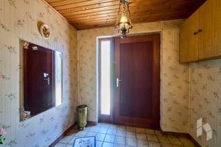 Vrijstaande, gelijkvloerse woning met 3 slaapkamers op zeer ruim perceel van 1236m²<br /><br />Deze nog te renoveren woning is zeer rustig gelegen op een zeer mooi perceel met groene buffer achteraan. <br />Ze biedt tal van mogelijkheden. In de tuin zijn is er achteraan nog een bijgebouw met dubbele carport.<br /><br /><strong>INDELING:</strong><br /><strong>Gelijkvloers: </strong>Inkomhal, leefruimte, keuken met eethoek, toilet, kelder, berging, badkamer, nachthal en drie slaapkamers