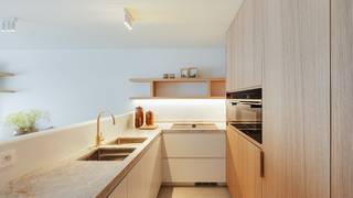 Ontdek dit prachtig en hoogwaardig gerenoveerde appartement, ideaal gelegen in de gouden driehoek tussen de Kustlaan, Lippenslaan en Dumortierlaan, op wandelafstand van zee, strand en winkels. Bovendien bevindt u zich hier tussen de mooiste pleinen van Knokke, met name het Van Bunnenplein, het Lichttorenplein en het Driehoeksplein – een absolute toplocatie.<br /><br />Bij het betreden van het appartement komt u in een verzorgde inkomhal met vestiaire en gastentoilet. De nachthal geeft toegang tot drie slaapkamers, waaronder twee volwaardige kamers en een gezellige stapelbedkamer, evenals twee smaakvol afgewerkte badkamers.<br />De leefruimte wordt gekenmerkt door een aangename en doordacht ingerichte leefkeuken. De op maat geïntegreerde zitbank in de eetruimte nodigt uit tot warme, gezellige momenten met familie en vrienden, waarbij optimaal gebruik gemaakt werd van de beschikbare ruimte.<br /><br />Het appartement werd volledig en duurzaam gerenoveerd met een bijzonder verfijnde materiaalkeuze en oog voor detail. De renovatie werd uitgevoerd door een ervaren vastgoedhandelaar met sterke lokale expertise in Knokke, wat garant staat voor een doordachte indeling, hoogwaardige afwerking en een uitstekende kwaliteit op lange termijn.<br /><br />Het interieur werd bovendien met zorg uitgewerkt in samenwerking met Scapa Home, resulterend in een elegante, harmonieuze en tijdloze inrichting.<br /><br />Als extra troeven beschikt het appartement over een praktische kelderberging en mogelijkheid tot een private parkeerplaats, wat in deze gegeerde omgeving een absolute meerwaarde vormt.<br /><br />Kortom, een instapklaar appartement dat perfect inspeelt op wie op zoek is naar kwaliteit, duurzaamheid en een topligging in het hart van Knokke.